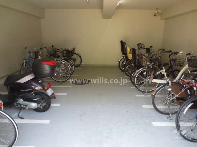 屋内にある駐輪場、バイク置場
