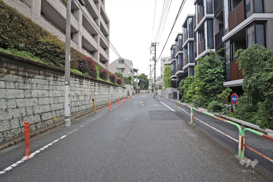 敷地の北側前面道路（東側から）