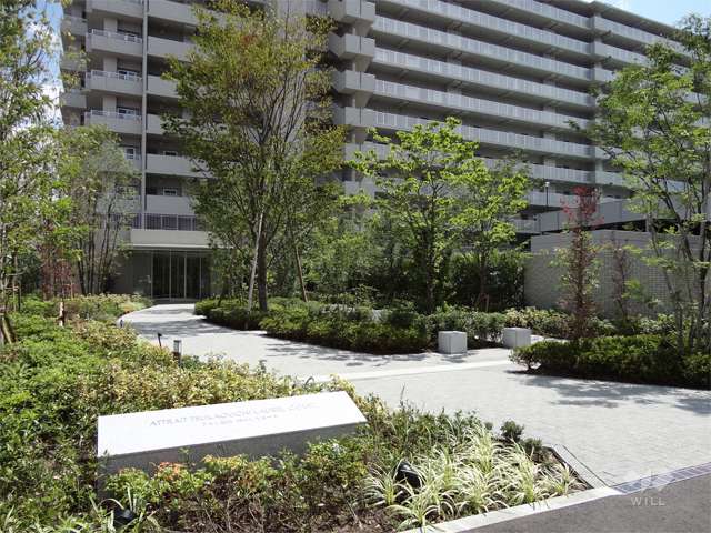 植栽スペースに囲まれたエントランスアプローチ