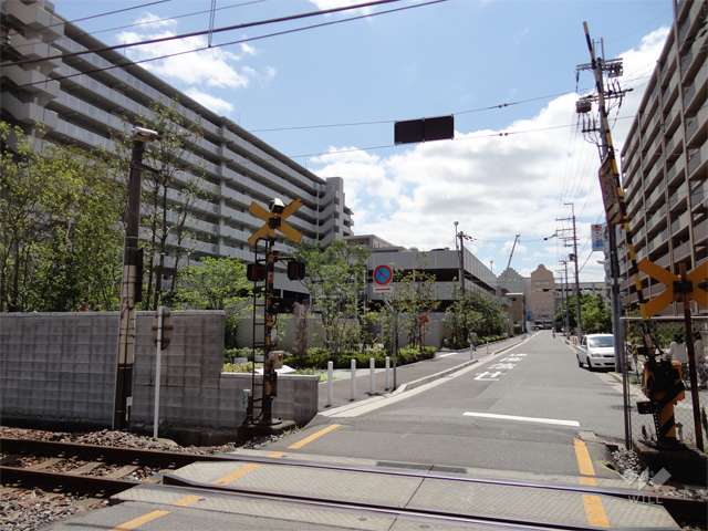 敷地北側の前面道路。すぐ東側にはJR福知山線が走っています。