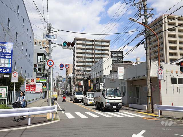 クレアシティ池田呉服町の遠景。敷地西側は二車線のバス通りに面しています。