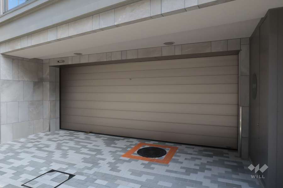 駐車場の出入り口（シャッター付き）-(2)