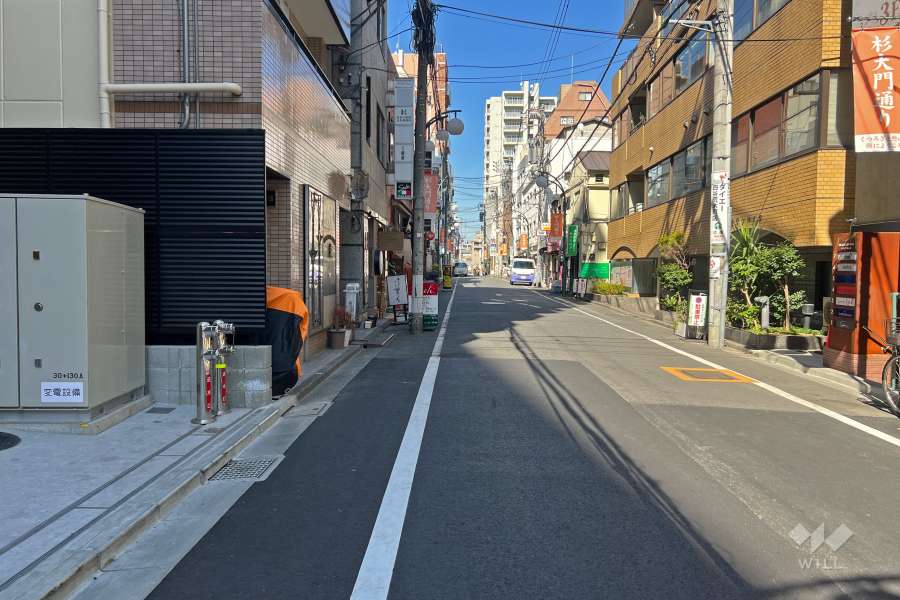 敷地東側の前面道路（南側から）
