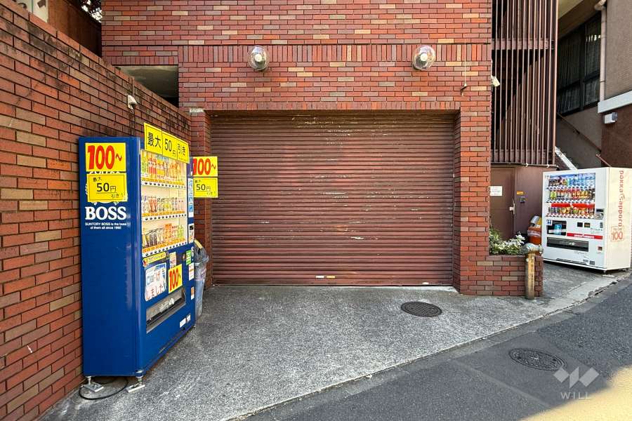 駐車場出入り口（シャッター付き）