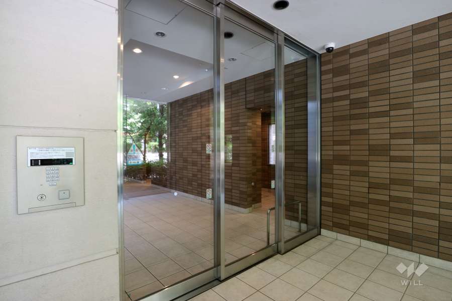 エントランスはオートロック付きです。