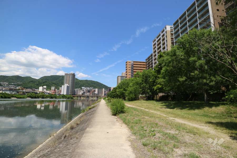 敷地南側には武庫川が流れています。
