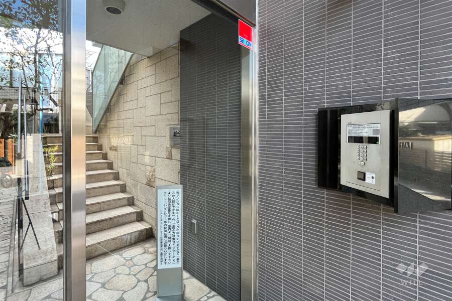 エントランスはオートロック付きです。