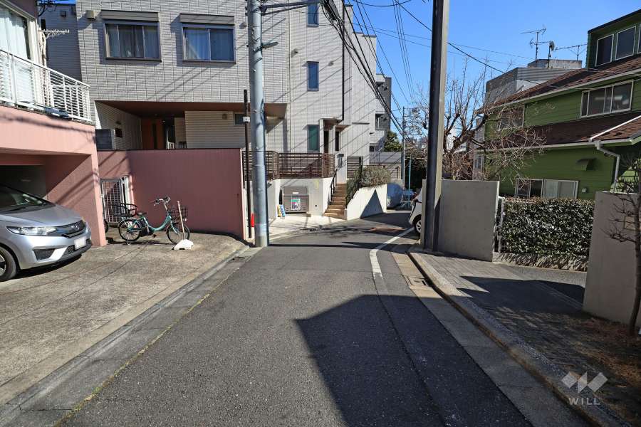 敷地北側の前面道路（西側から）