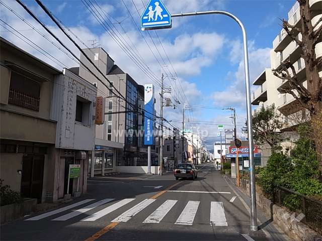 敷地西側の前面道路。店舗が立ち並んでいます。