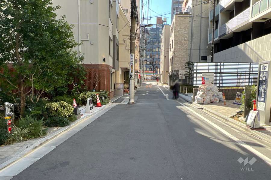 敷地西側の前面道路