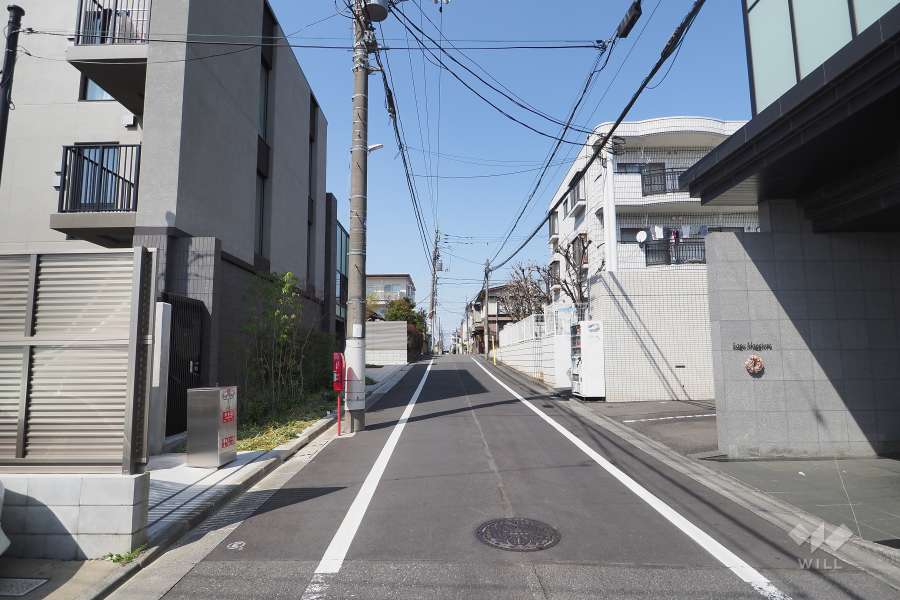 敷地東側の前面道路（南側から）