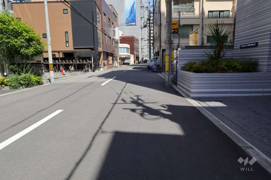 敷地北側の前面道路（西側から）