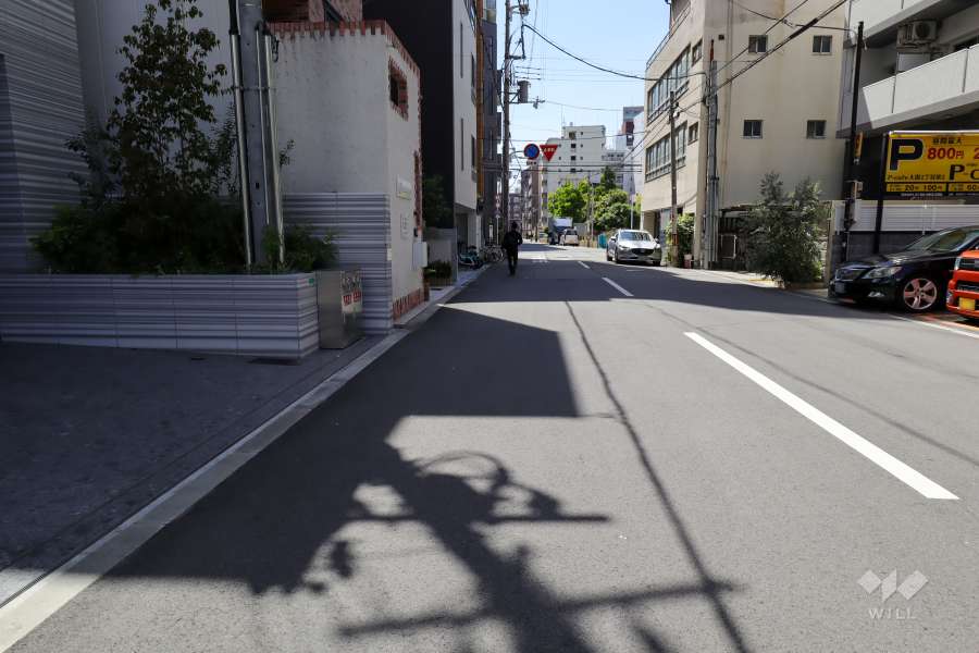 敷地北側の前面道路（東側から）