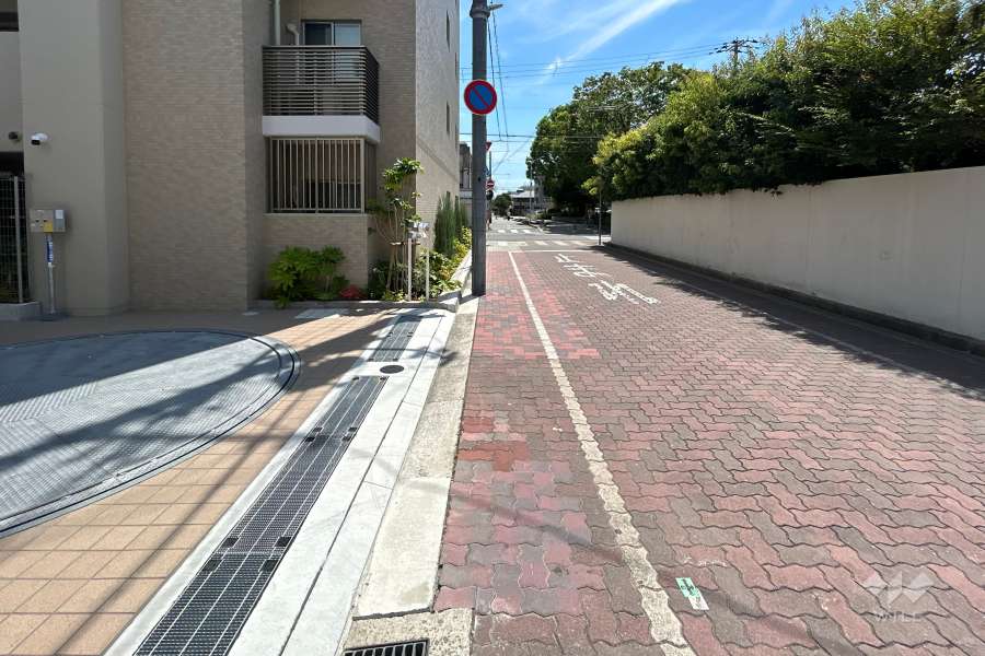 敷地西側の前面道路