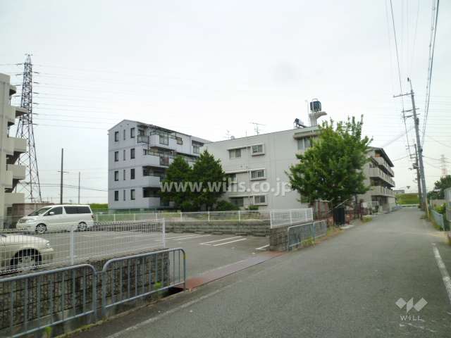 周辺は区画の整った住宅地。すぐ東側には猪名川が流れています。