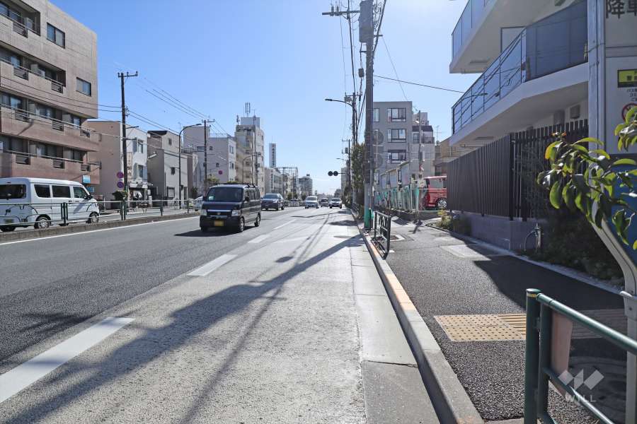 敷地東側の前面道路（北側から）