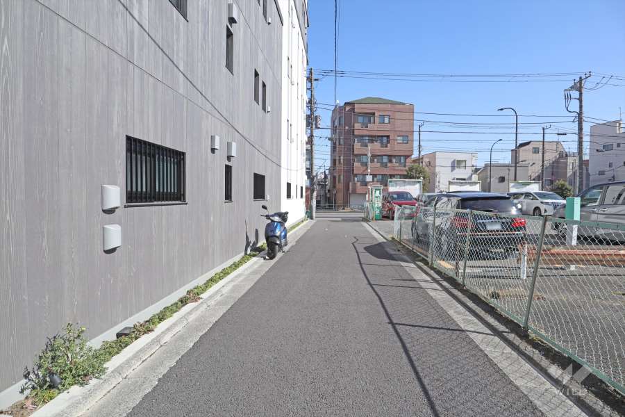 敷地南側の前面道路（西側から）