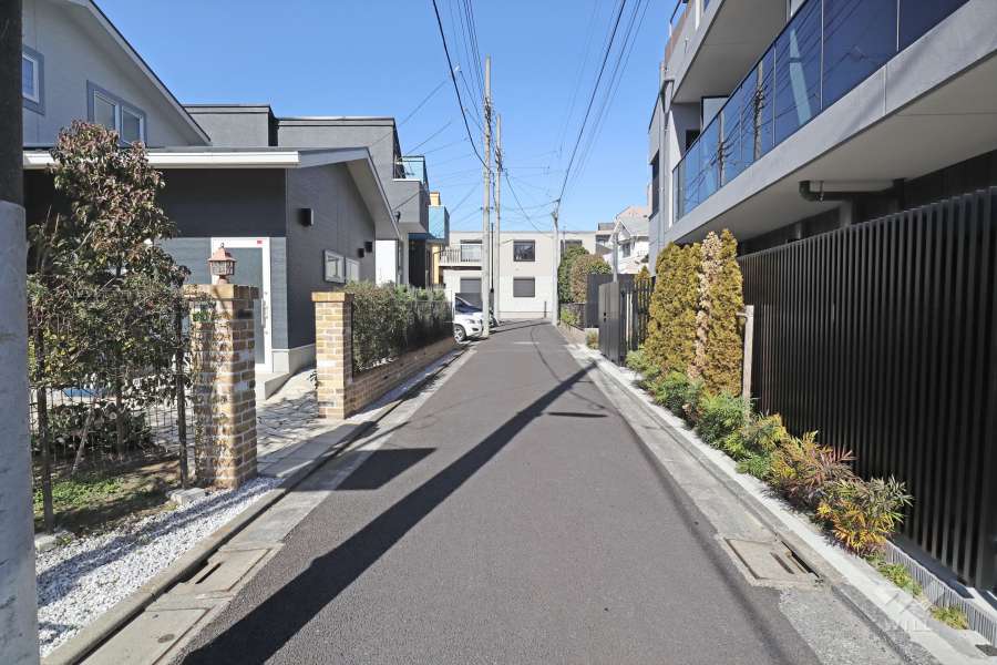 敷地西側の前面道（南側から）