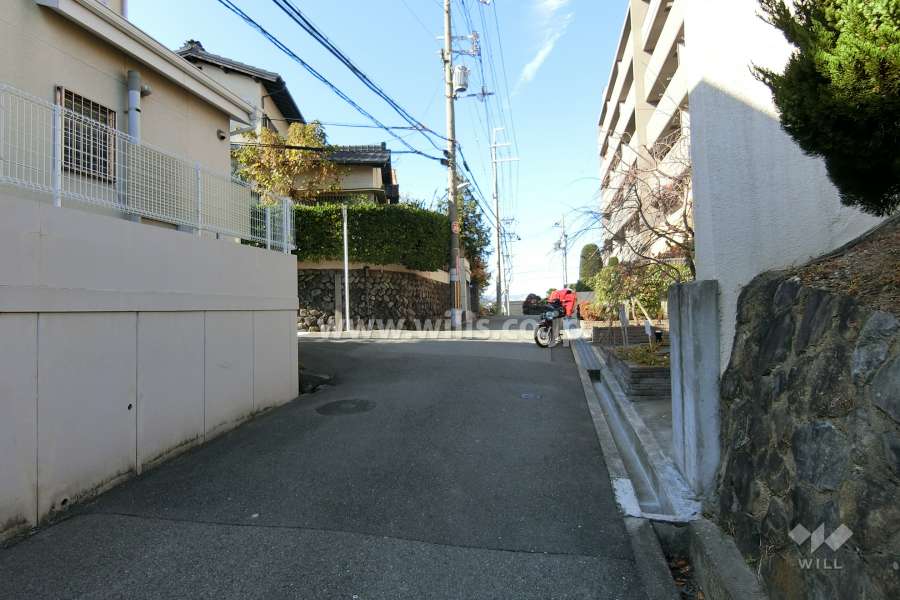 敷地南側の前面道路