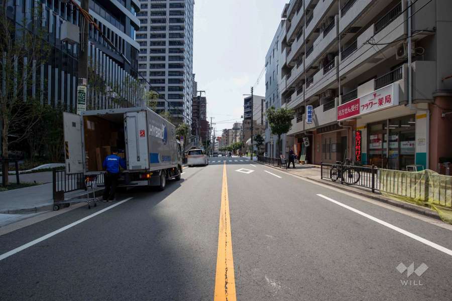 敷地東側の前面道路（北側から）