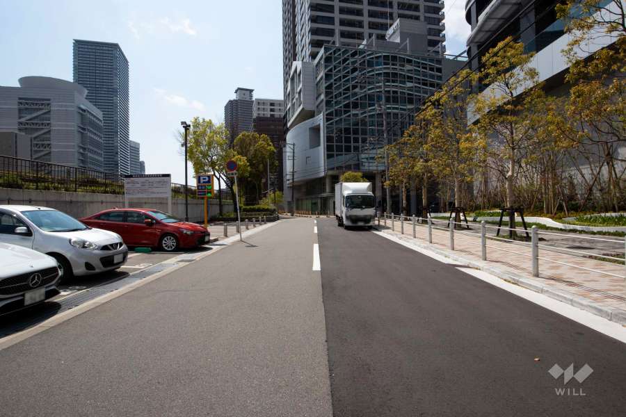 敷地南側の前面道路（東側から）