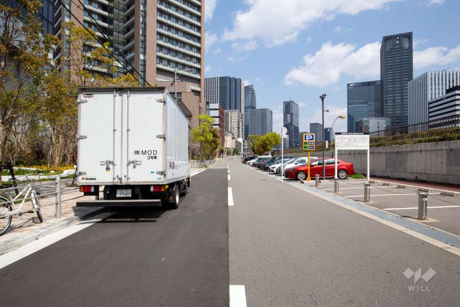 敷地南側の前面道路（西側から）