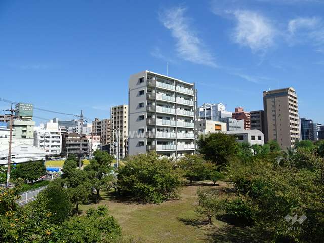 ディモア江坂レジデンスの遠景（南西側から）※敷地南側には製薬会社の敷地が広がります。