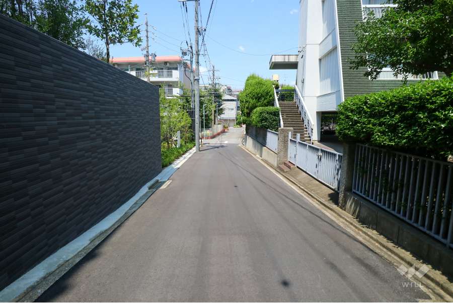 敷地東側の前面道路（南側から）