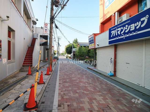 敷地東側の前面道路（北側から）