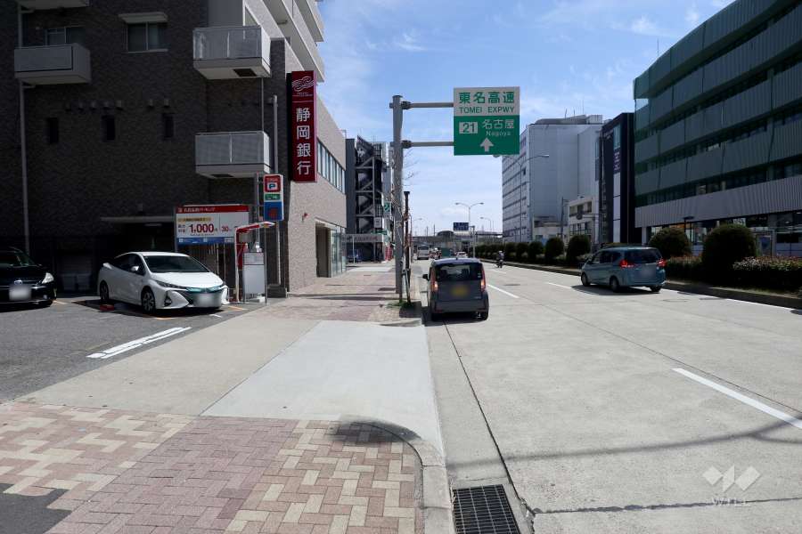敷地南西側の前面道路（北西側から）