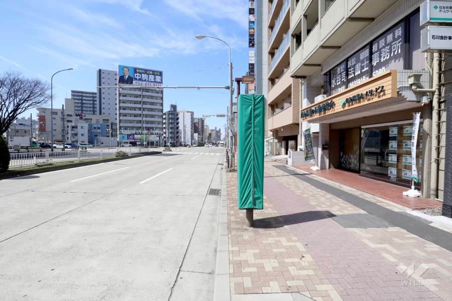 敷地南西側の前面道路（南東側から）