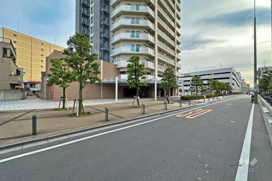 敷地の西側前面道路（北側から）。四方が接道した開放的な立地です。
