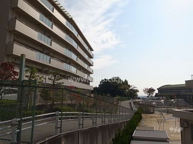 敷地西側は長尾小学校に面しています。