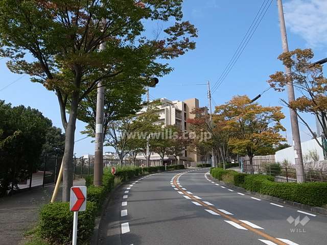 周辺はマンションと一戸建てが混在する住宅地です。