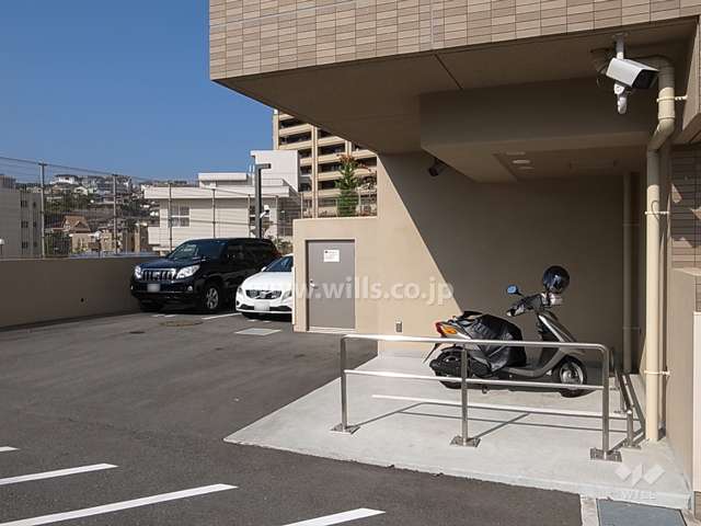 バイク置場と平面式駐車場