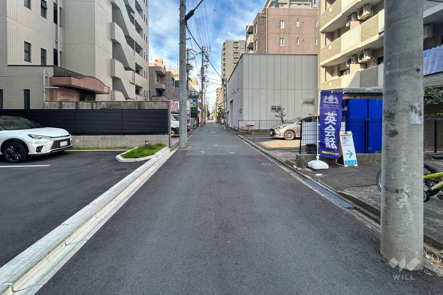 敷地北側の前面道路(東側から)
