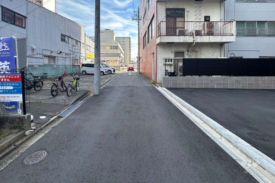 敷地北側の前面道路(西側から)