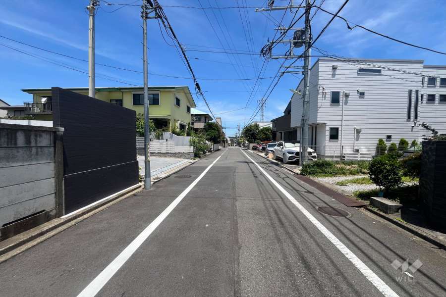 敷地東側の前面道路-(南側から)