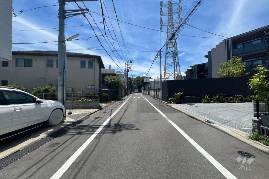 敷地東側の前面道路（北側から）