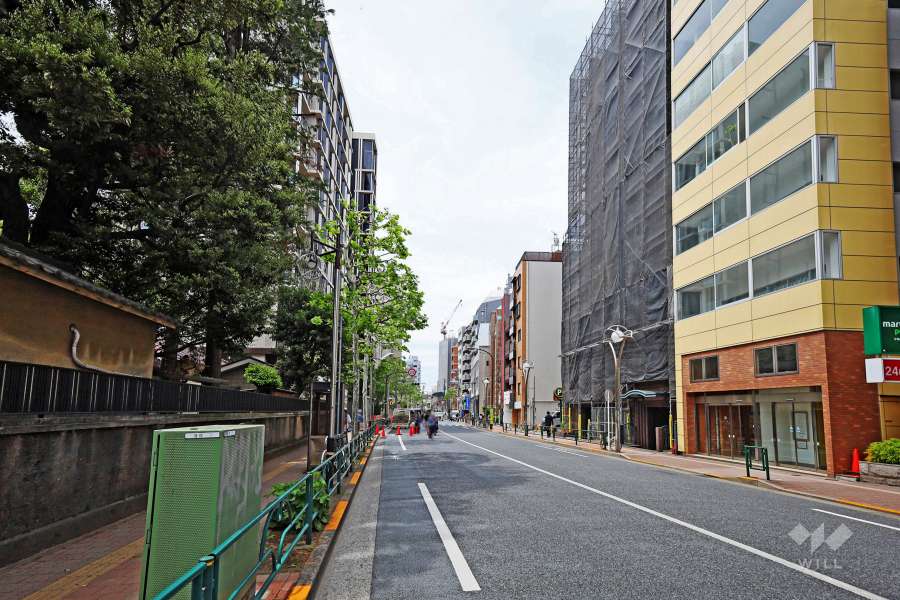 敷地北西側の前面道路（北東側から）
