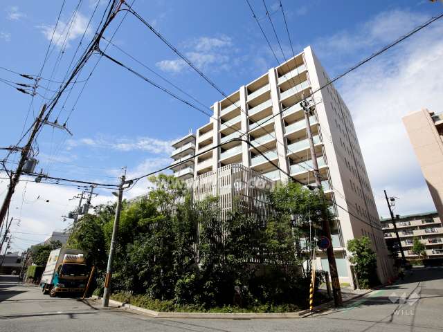 敷地の3方が接道し、北側は国道2号線に面しています。