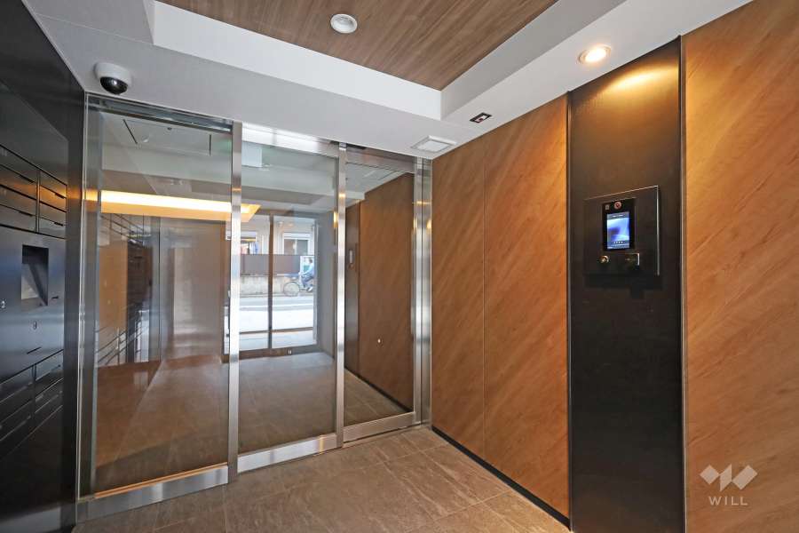 エントランスはオートロック付きです。　