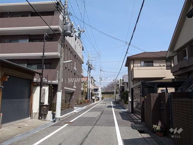 敷地東側の前面道路。敷地の東西両面が接道し、歩車分離設計になっています。