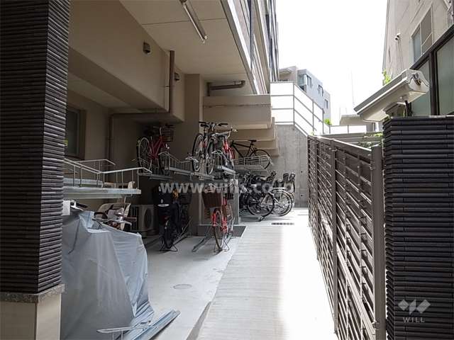エントランス横にある駐輪場、バイク置き場