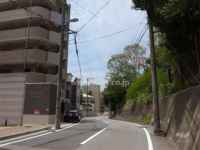 敷地北側の前面道路。二車線のバス通りです。