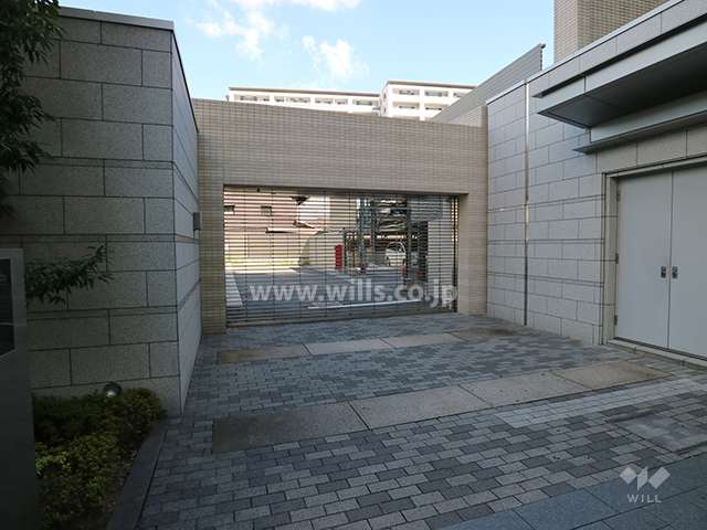 駐車場の出入り口にはリングシャッターが設置されています。