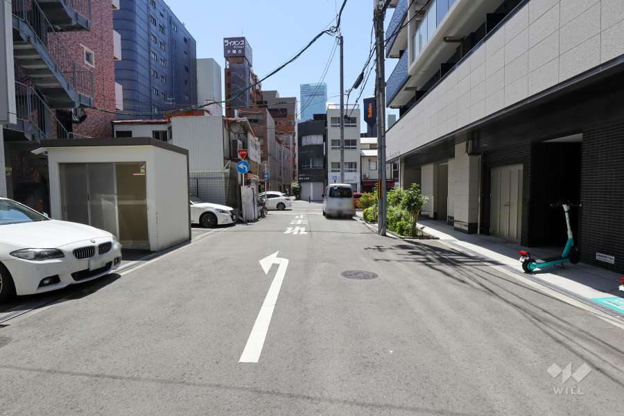 敷地東側の前面道路（北側から）