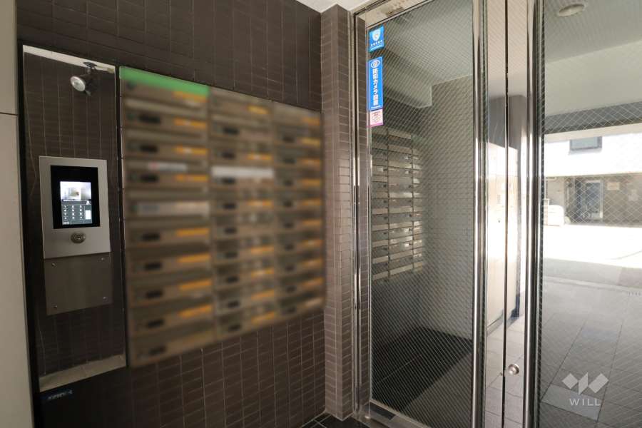 エントランスはオートロック付きです。