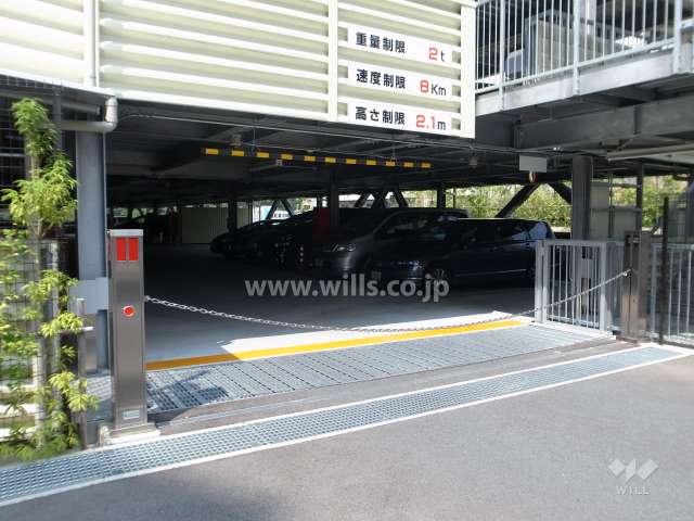駐車場入り口（ロボットゲート付き）