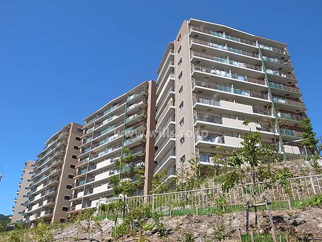 エルグレース彩都箕面C棟（エアリーフラッツ）の外観（南側から）